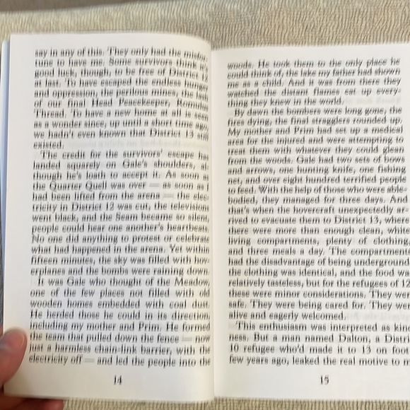 🌈2/$8  Mockingjay #3 in The Hunger Games Series/LARGE PRINT EDITION - Picture 11 of 12